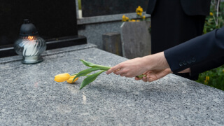 Коли прибирати квіти з могили після поховань? Звичаї та поради фото