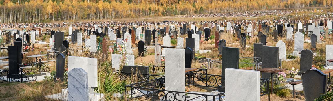 Прибирання могил в Дніпрі
